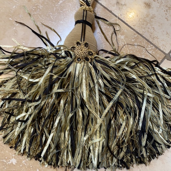 HUGE Decorator Curtain Tassel - Picture 2 of 5